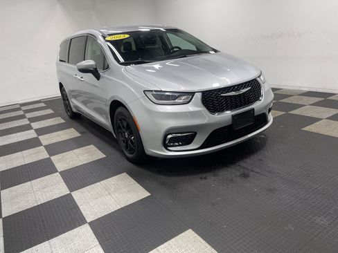 Used 2023 Chrysler Pacifica Touring-L image 6