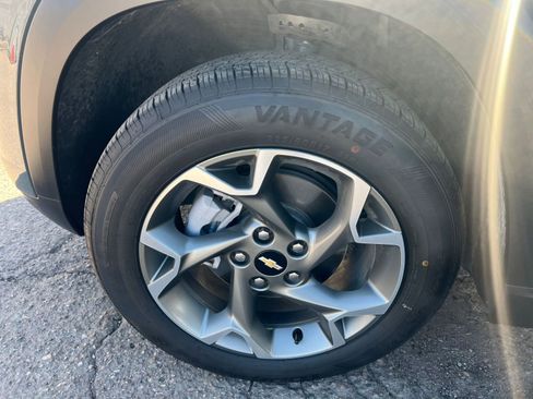 Used 2025 Chevrolet Trax LT image 30