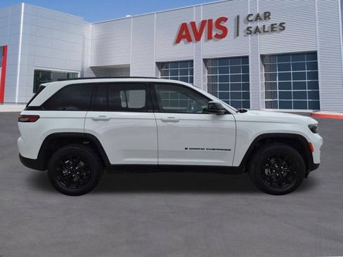 Used 2025 Jeep Grand Cherokee Altitude AWD/4WD image 5