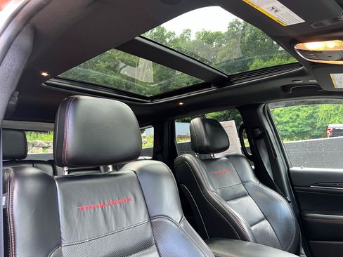 Used 2018 Jeep Grand Cherokee Trailhawk w/ Trailhawk Luxury Group AWD/4WD image 12
