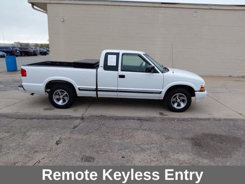 Used 2000 Chevrolet S10 Pickup LS w/ Preferred Equipment Group image 3