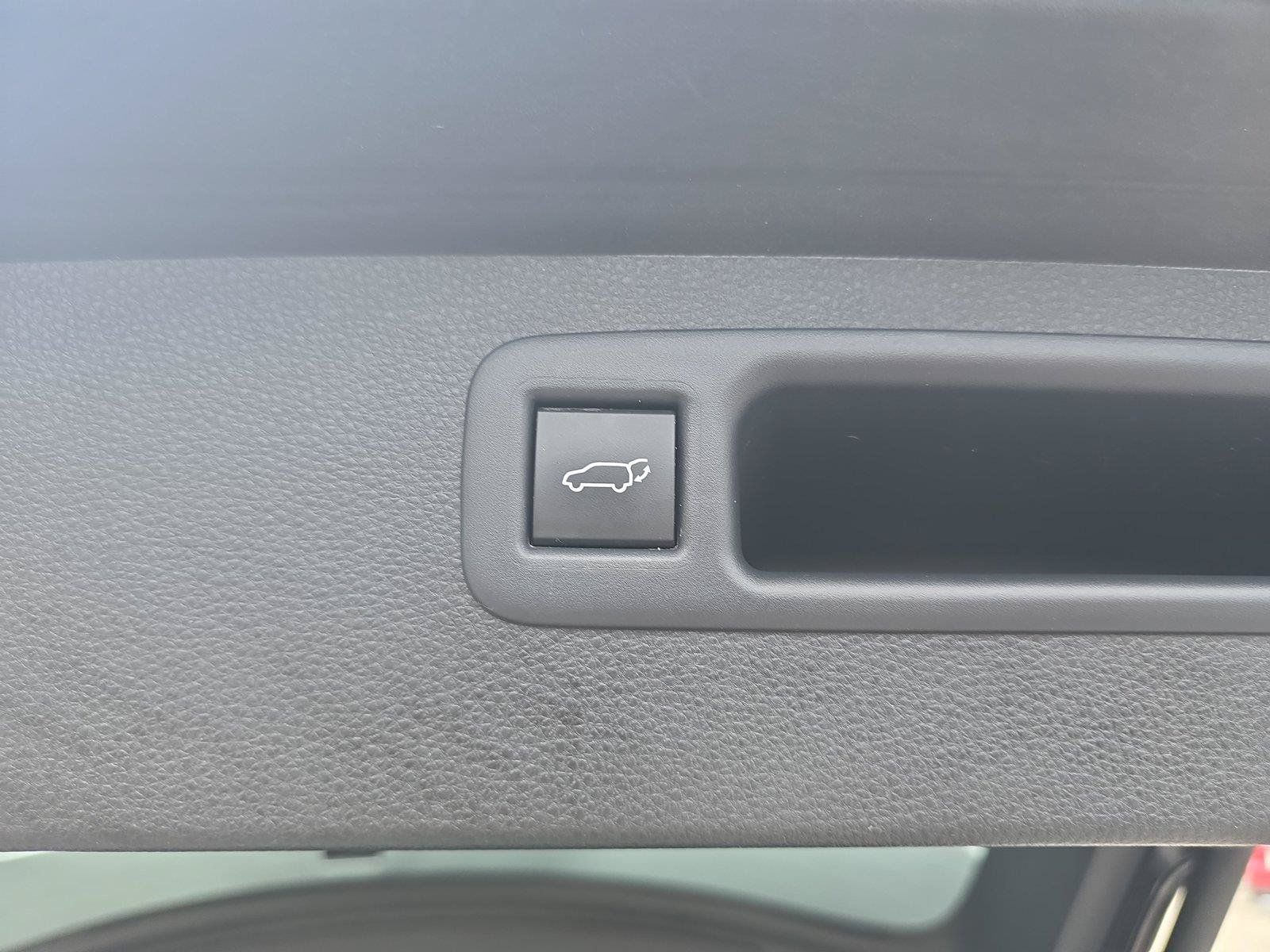 Used 2020 Toyota Highlander LE AWD/4WD image 29
