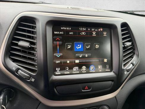 Used 2017 Jeep Cherokee Latitude w/ Cold Weather Group image 18