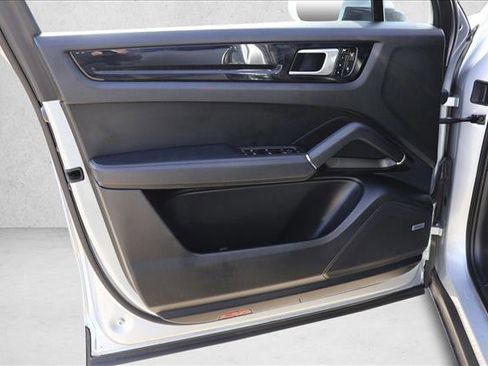 Used 2019 Porsche Cayenne AWD/4WD image 12