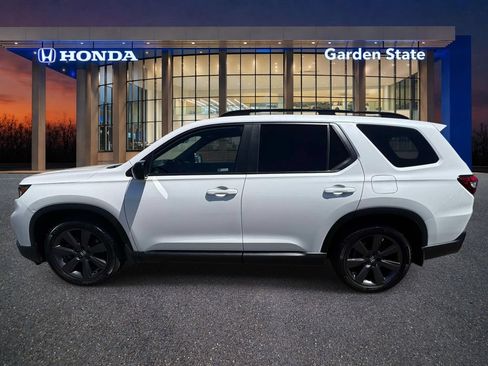 Used 2024 Honda Pilot Sport image 2