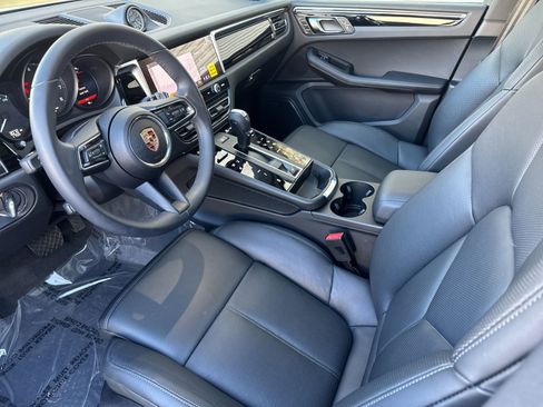 Certified 2025 Porsche Macan image 4