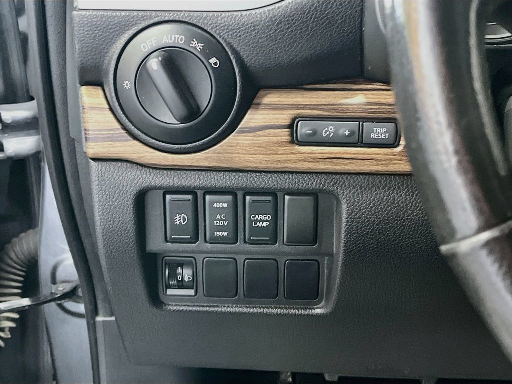 Used 2018 Nissan Titan SL AWD/4WD image 10