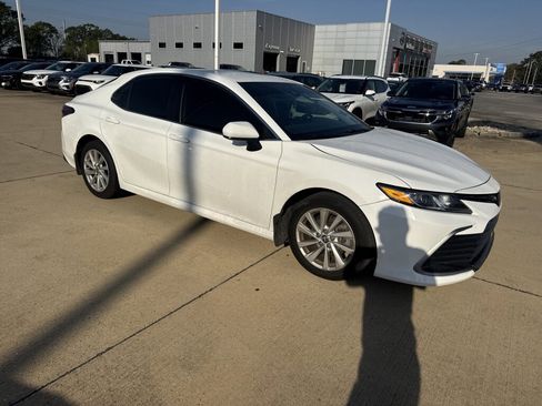 Used 2023 Toyota Camry LE image 10