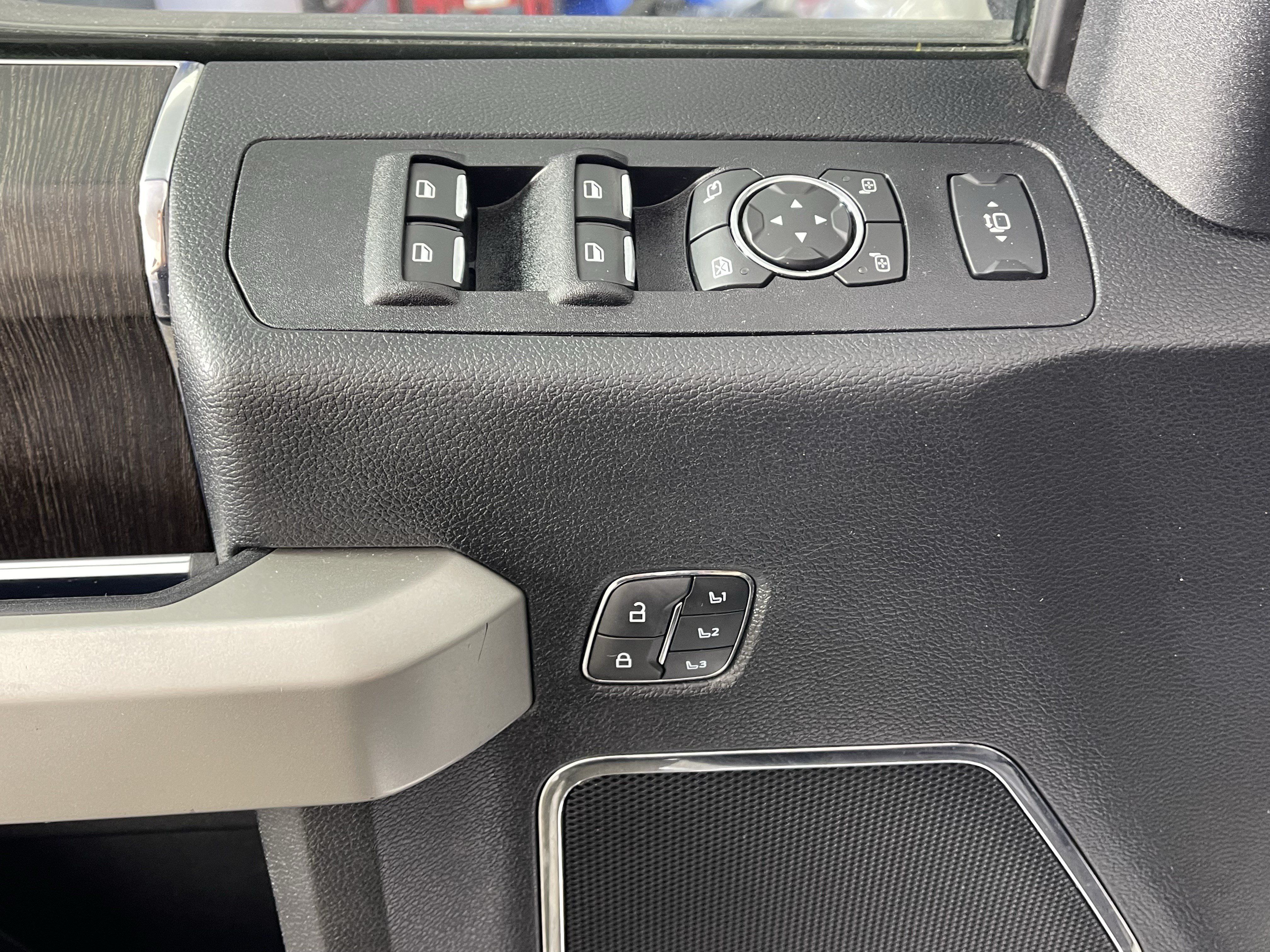 Used 2020 Ford F350 Lariat w/ Lariat Value Package AWD/4WD image 19