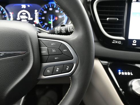 Used 2024 Chrysler Pacifica Touring-L FWD image 21