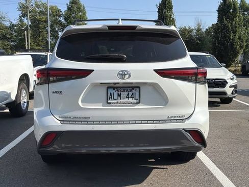 Used 2023 Toyota Highlander Limited FWD image 5