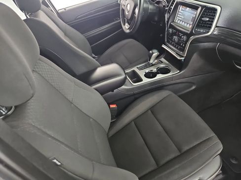 Used 2019 Jeep Grand Cherokee Laredo AWD/4WD image 21