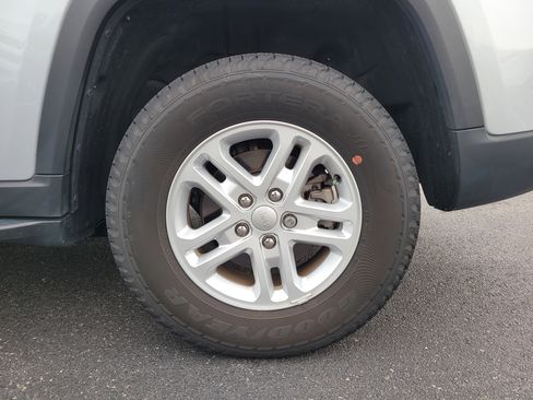 Used 2024 Jeep Grand Cherokee Laredo image 8