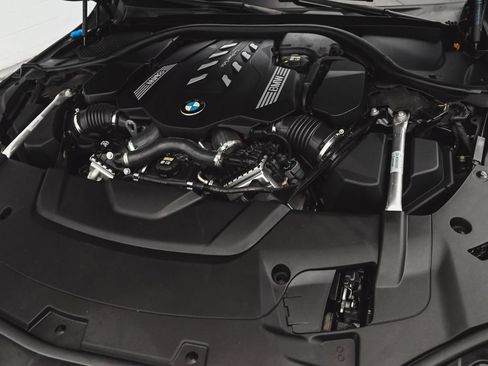 Used 2022 BMW 750i xDrive w/ M Sport Package AWD/4WD image 39
