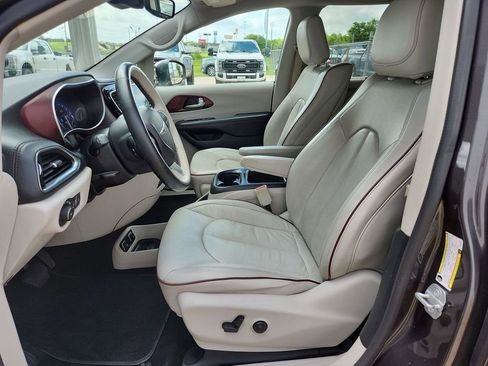 Used 2018 Chrysler Pacifica Limited w/ Advanced Safetytec Group FWD image 3