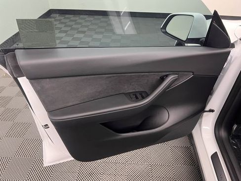 Used 2022 Tesla Model Y Long Range image 9