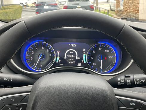 Used 2025 Chrysler Pacifica Select image 42