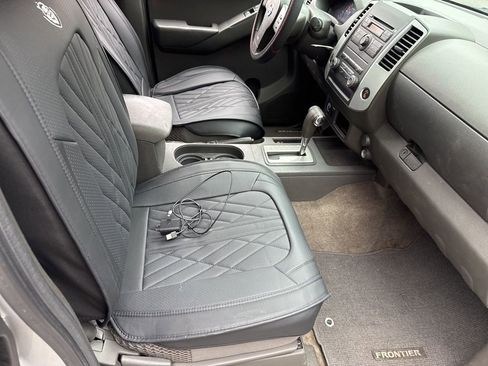 Used 2011 Nissan Frontier SV image 12