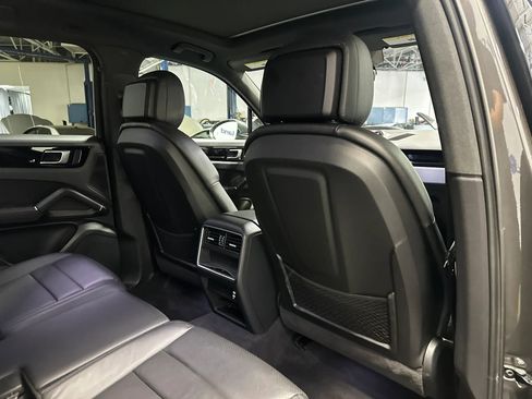 Used 2022 Porsche Cayenne AWD/4WD image 16