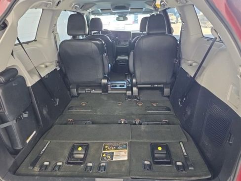 Used 2019 Toyota Sienna SE w/ SE Preferred Package image 10