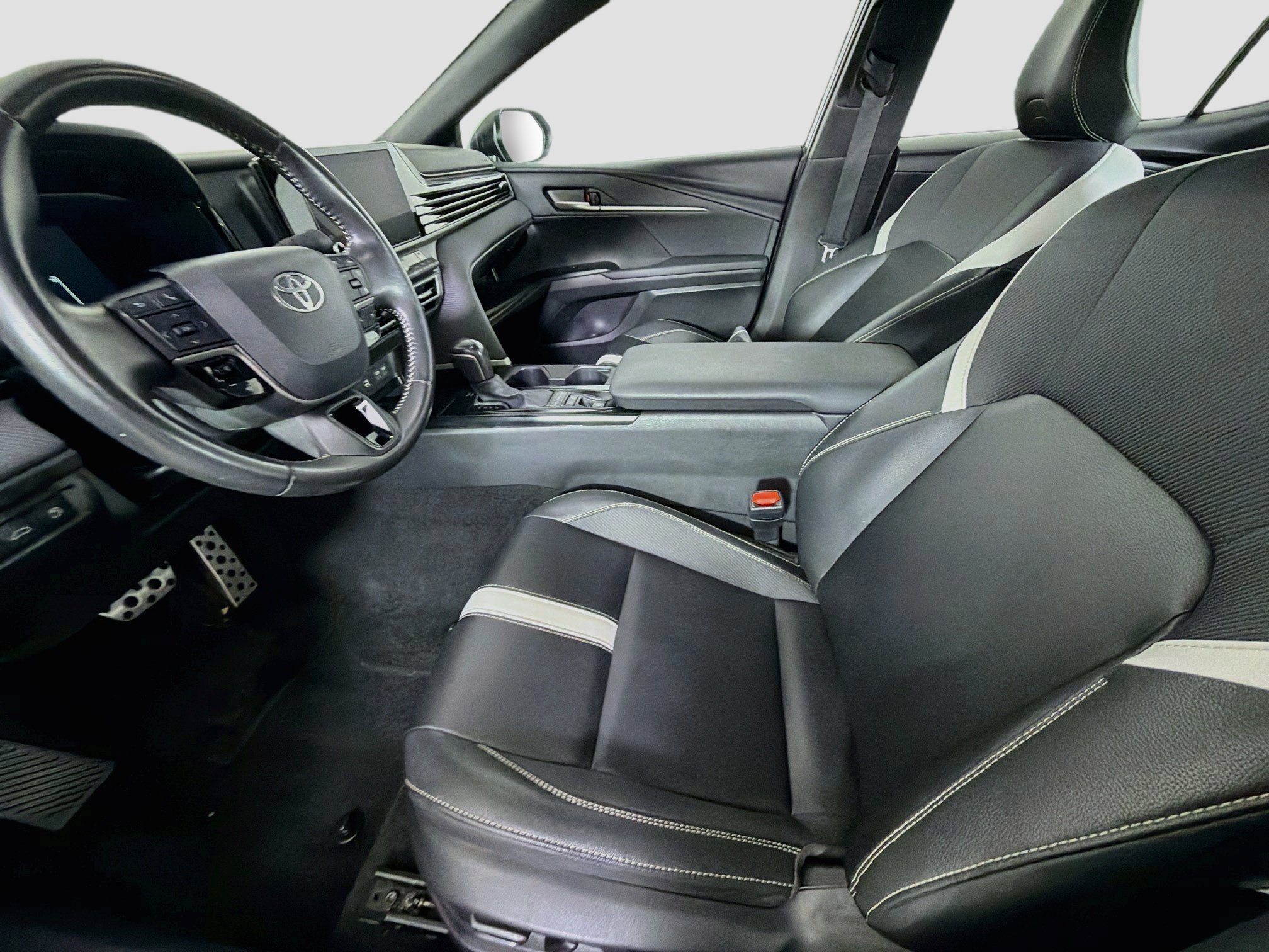 Used 2025 Toyota Camry SE FWD image 13
