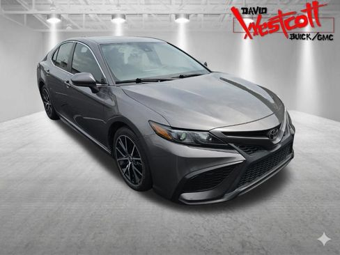 Used 2021 Toyota Camry SE FWD image 1