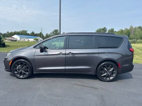 Used 2022 Chrysler Pacifica Touring-L w/ Uconnect Theater Family Group AWD/4WD image 2