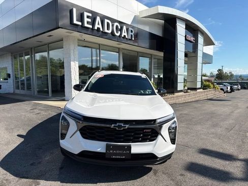 Used 2025 Chevrolet Trax RS w/ Sunroof Package FWD image 8