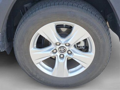 Used 2019 Toyota RAV4 XLE w/ Convenience Package FWD image 14