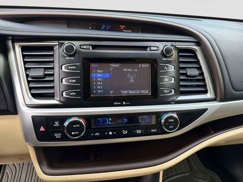 Used 2015 Toyota Highlander Plus AWD/4WD image 25