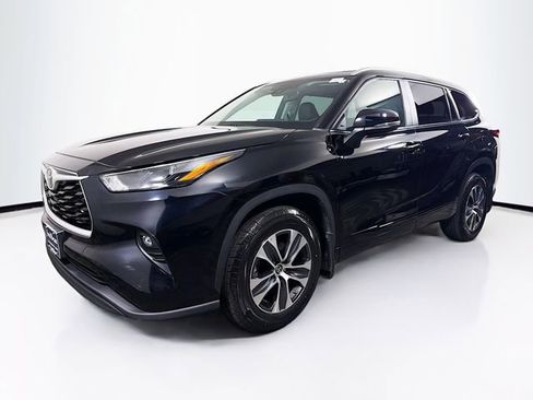 Used 2023 Toyota Highlander XLE AWD/4WD image 3