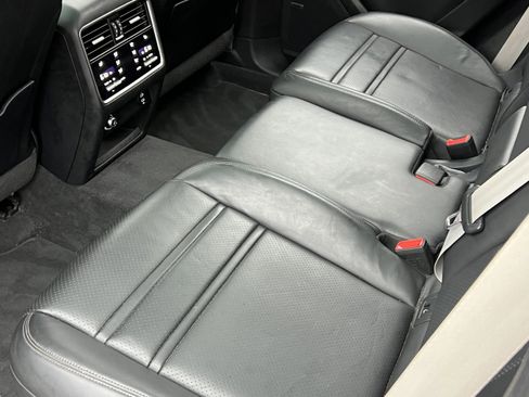 Certified 2022 Porsche Cayenne Platinum Edition image 19