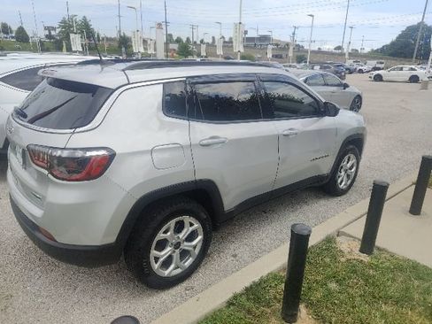Used 2025 Jeep Compass Latitude AWD/4WD image 14