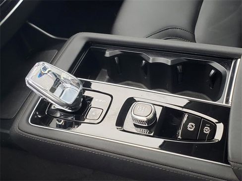 Certified 2025 Volvo XC90 B6 Plus image 25