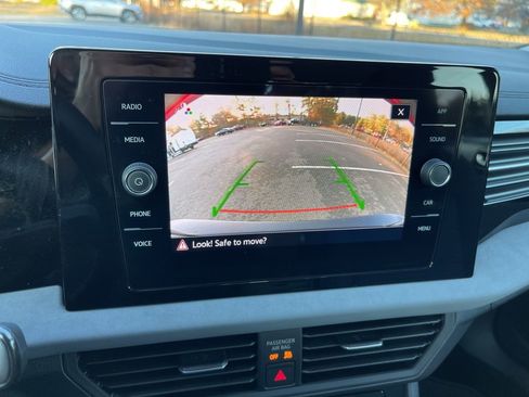 Used 2025 Volkswagen Jetta SE w/ Sunroof Package image 15