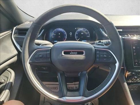 Certified 2025 Jeep Grand Cherokee Altitude image 20