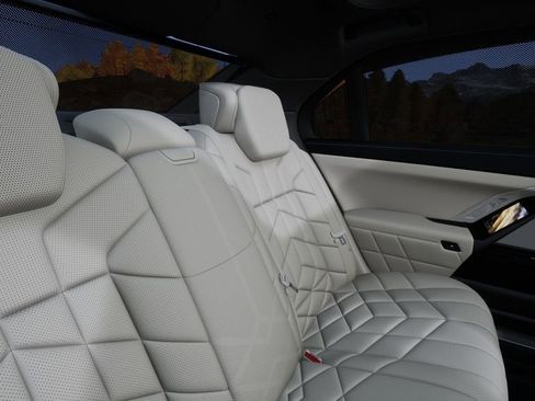 Used 2025 BMW i7 xDrive60 w/ Premium Package image 38