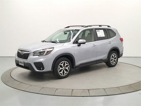 Used 2021 Subaru Forester Premium image 3