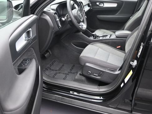 Used 2023 Volvo XC40 B4 Core FWD image 11