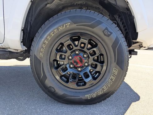 Used 2022 Toyota Tacoma SR5 w/ Technology Package image 10