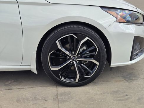 Used 2023 Nissan Altima 2.5 SR w/ SR Premium Package image 32