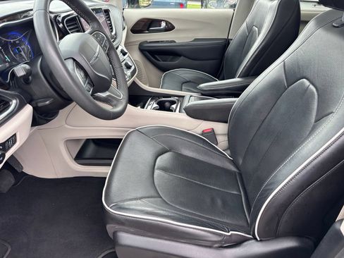 Used 2023 Chrysler Pacifica Limited FWD image 15
