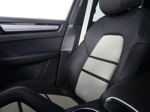 Used 2023 Porsche Cayenne image 28