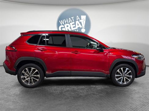 Used 2025 Toyota Corolla Cross XLE image 2