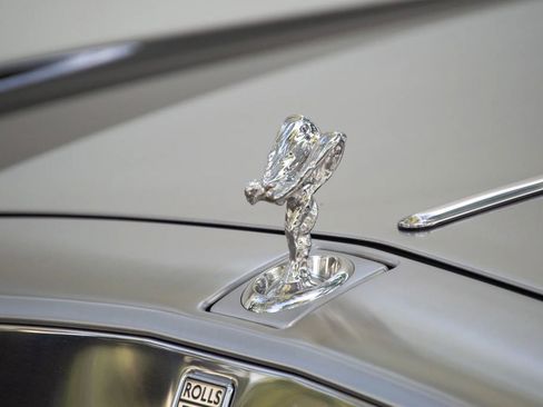 Used 2016 Rolls-Royce Phantom Drophead Coupe image 3