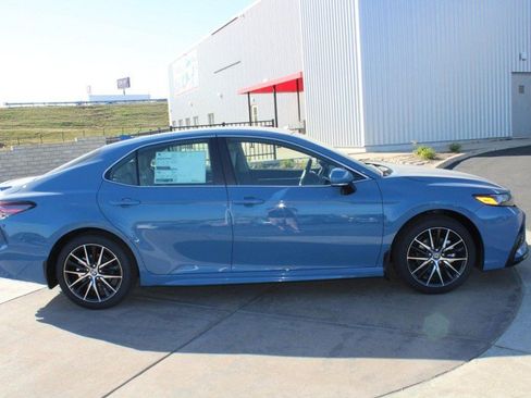 Used 2024 Toyota Camry SE image 2