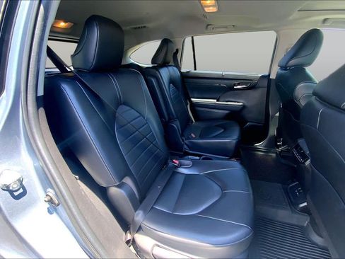 Used 2022 Toyota Highlander XLE FWD image 19