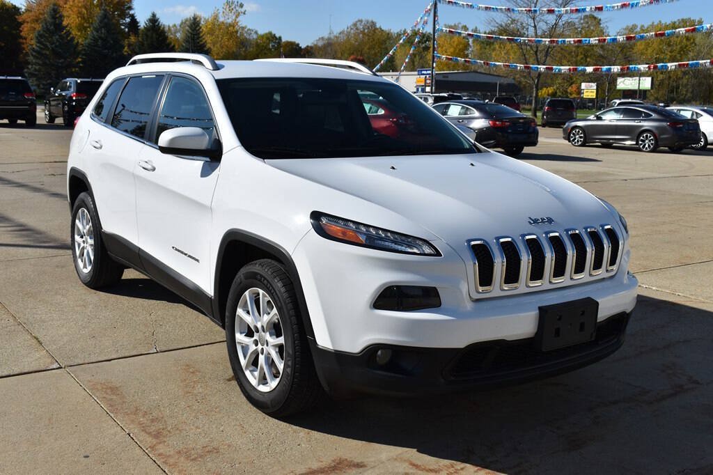 Used 2018 Jeep Cherokee Latitude Plus w/ Cold Weather Group AWD/4WD image 1