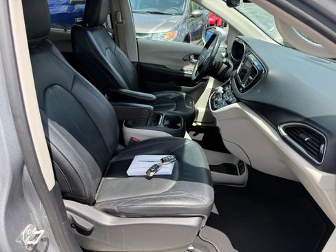 Used 2020 Chrysler Pacifica Touring-L FWD image 13