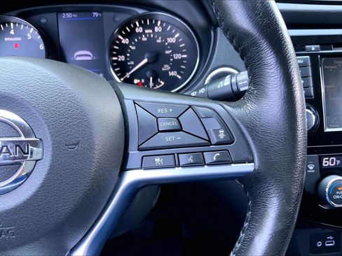 Used 2018 Nissan Rogue SV w/ Sun & Sound Touring Package AWD/4WD image 25